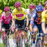 Le Français Alex Baudin (au centre, maillot jaune) devrait avoir de la peine à conserver sa première place au classement général samedi. KEYSTONE/JEAN-CHRISTOPHE BOTT